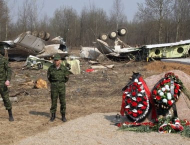 Πολωνία: Το προεδρικό αεροσκάφος του Κατσίνσκι είχε «σπάσει σε κομμάτια προτού συντριβεί»
